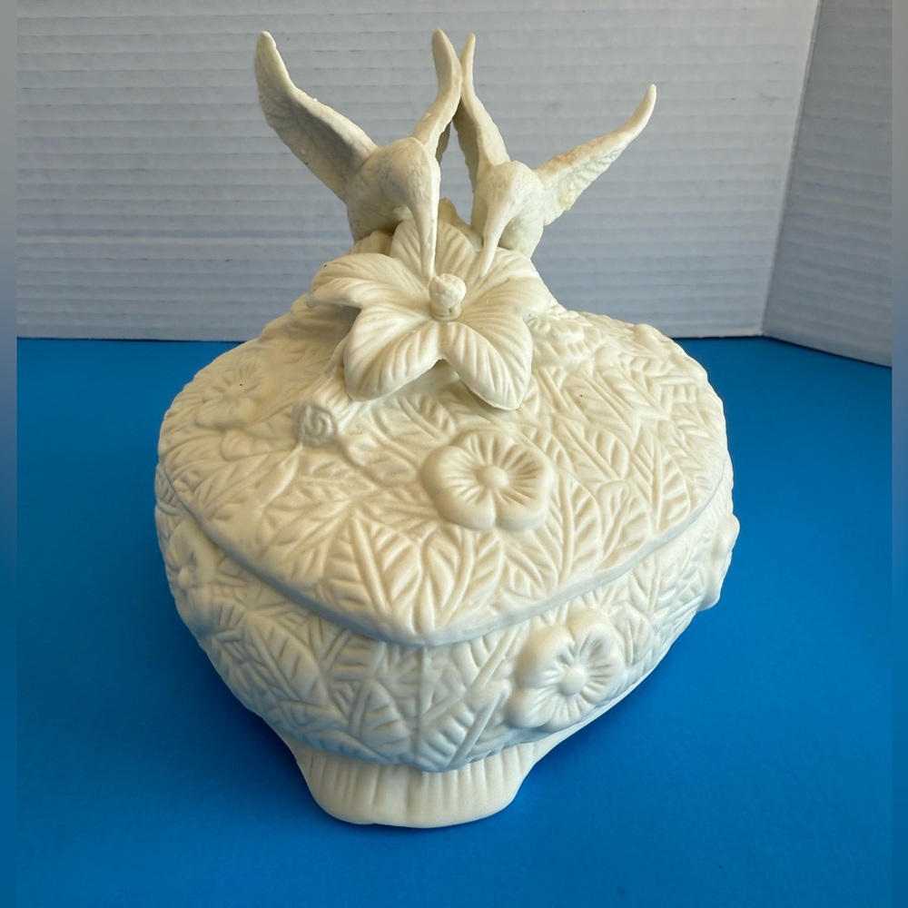 Vtg Porcelain Bisque Heart-Shaped Trinket Box Ivory Colour Hummingbirds Flowers